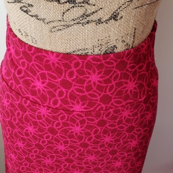 Nwt 2xl maroon and hot pink lularoe cassie - Picture 2 of 3